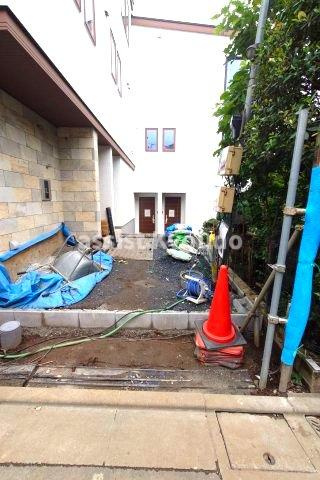 世田谷区松原５丁目のアパートのエントランス