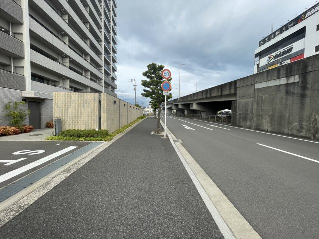 サーパスシティ土居田グランゲートの周辺|前面道路は歩道も整備されたゆとりある広さで、お子様と一緒に歩く際も安心感のある良好な環境です。
