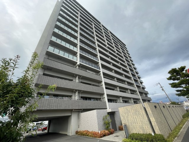 サーパスシティ土居田グランゲートの外観|空に向かってそびえる15階建てのフォルムは、清潔感があり、大切に管理されている様子が伝わります。