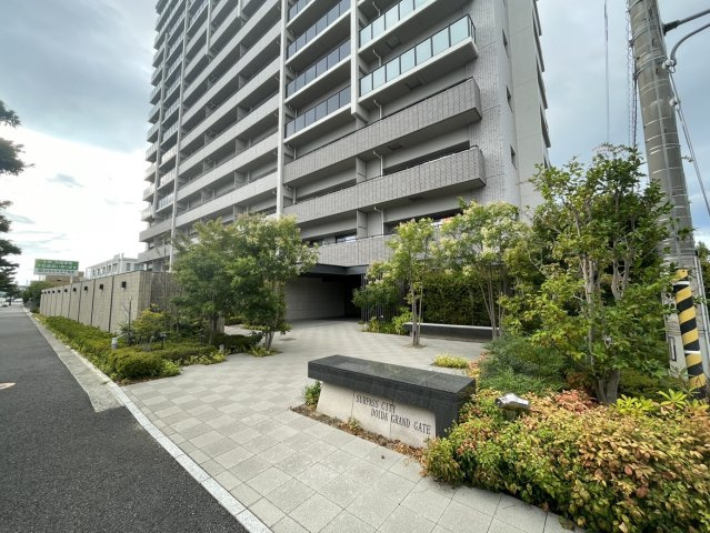 サーパスシティ土居田グランゲートの外観|重厚感のある15階建ての建物は、植栽の緑に囲まれていて、毎日気持ちよく帰宅できそうな雰囲気です。