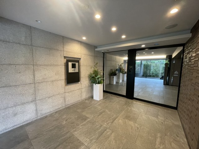 サーパスシティ土居田グランゲートのその他共用部分|オートロック完備のエントランス口は重厚な石貼りの壁が美しく、大切な家族の安全をしっかりと見守ります。