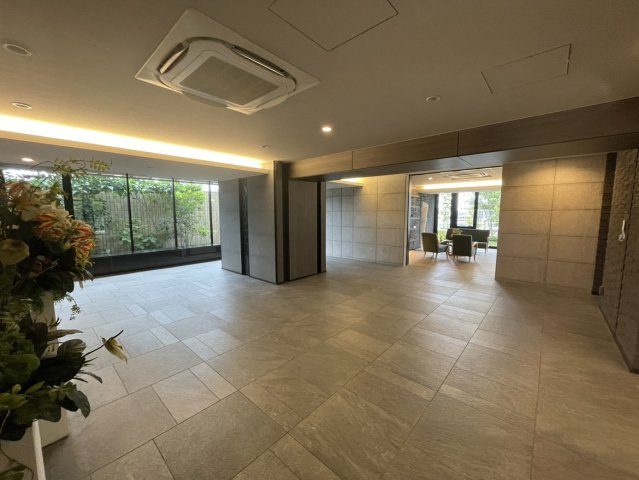 サーパスシティ土居田グランゲートのその他共用部分|ゆとりある広さのエントランスホールは、モダンな照明が灯る落ち着いた雰囲気で帰宅時もホッとします。