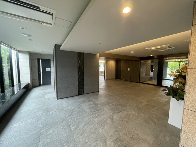 サーパスシティ土居田グランゲートのその他共用部分|奥行きのあるエントランスホールは、ベビーカーと並んで歩けるほどの広さがあり移動もスムーズです。