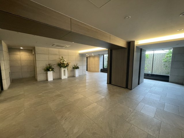 サーパスシティ土居田グランゲートのその他共用部分|外の喧騒を忘れさせてくれるような静かで落ち着いた空間が広がっています。