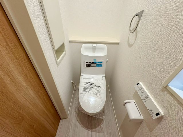 「スーパー歩いて2分」高知市神田8期1棟　新築一戸建てのトイレ|清潔感のある落ち着いたトイレ空間。手洗い付きで機能的です。