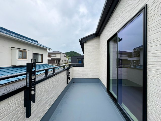 「スーパー歩いて2分」高知市神田8期1棟　新築一戸建てのバルコニー|青空が広がるバルコニーからの眺望。日当たり・通風ともに良好です。
