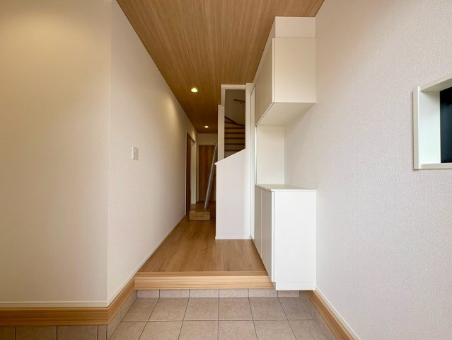 「スーパー歩いて2分」高知市神田8期1棟　新築一戸建ての玄関|奥行きがありゆったりとした玄関ホール。上質感のある明るい空間です。