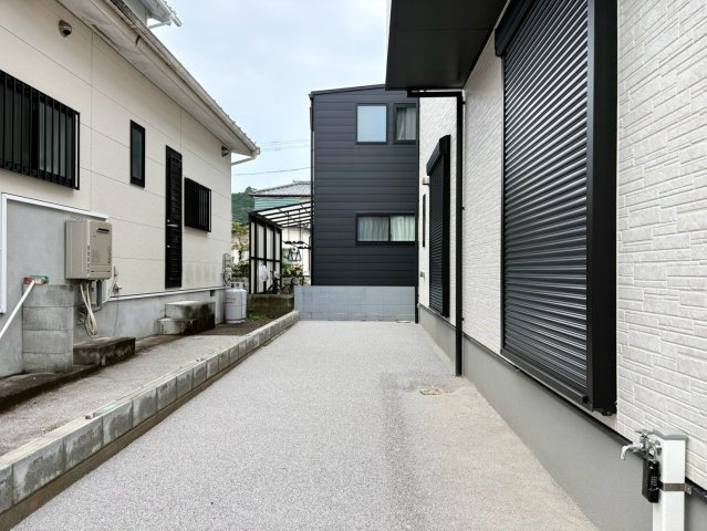 「スーパー歩いて2分」高知市神田8期1棟　新築一戸建ての庭|通路や駐輪スペースとしても活用できるゆとりのある敷地外回り。