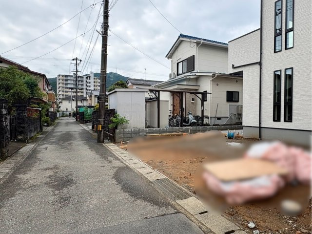 「スーパー歩いて2分」高知市神田8期1棟　新築一戸建ての前面道路含む現地写真|閑静な住宅街に位置する落ち着いた住環境。前面道路も見通し良好です。