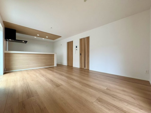 「スーパー歩いて2分」高知市神田8期1棟　新築一戸建ての居間・リビング|木目の温もりを感じるフローリング。インテリアが映えるお洒落なLDK。