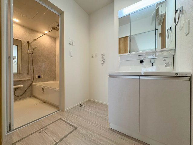 「スーパー歩いて2分」高知市神田8期1棟　新築一戸建ての独立洗面台|三面鏡付きの機能的な洗面化粧台。朝の身支度もスムーズに行えます。