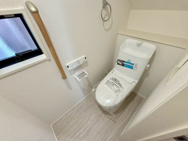「スーパー歩いて2分」高知市神田8期1棟　新築一戸建てのトイレ|小窓付きで明るく清潔なウォシュレット機能付きトイレ。快適に使用できます。