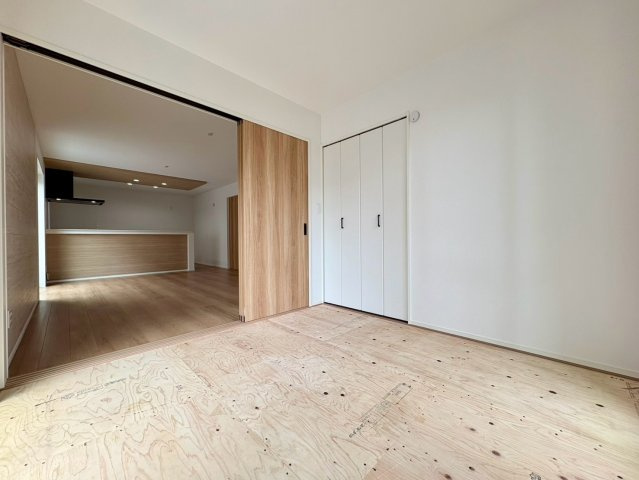 「スーパー歩いて2分」高知市神田8期1棟　新築一戸建ての和室|リビング隣接で使い勝手の良い和室。客間やお子様の遊び場としても最適です。