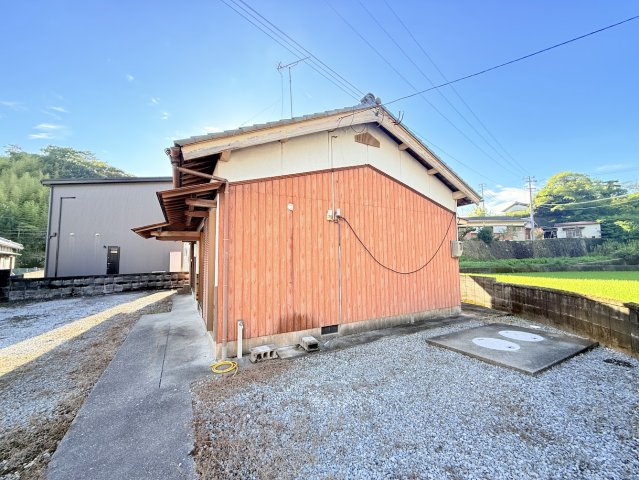 上富田町朝来_中古平屋建ての前面道路含む現地写真