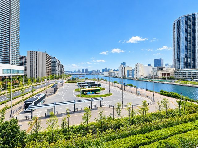 南西向きは前面がバスターミナルで建物が無いので開放的な眺望と陽当たりが確保されています