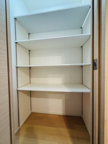 廊下に設置された納戸