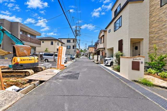 リーブルガーデン小曽根町2丁目新築一戸建て│2SLDK・3LDK+駐車1台可の前面道路含む現地写真|前面道路は南側に約5.3ｍ幅です。
