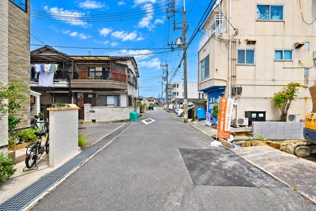 リーブルガーデン小曽根町2丁目新築一戸建て│2SLDK・3LDK+駐車1台可の前面道路含む現地写真|前面道路は南側に約5.3ｍ幅です。