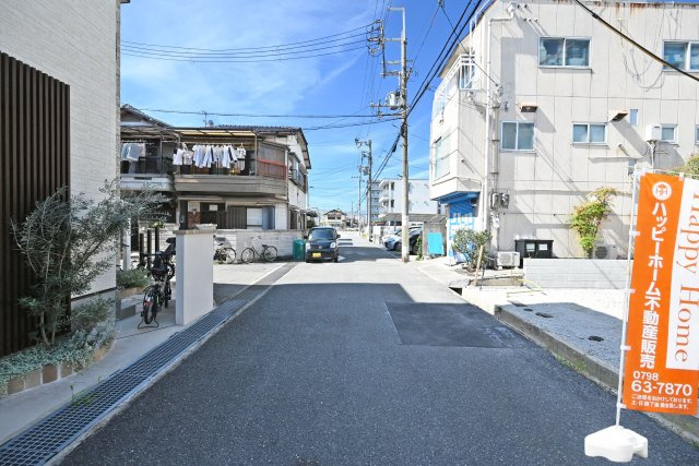 リーブルガーデン小曽根町2丁目新築一戸建て│2SLDK・3LDK+駐車1台可の前面道路含む現地写真|前面道路は南側に約5.3ｍ幅です。