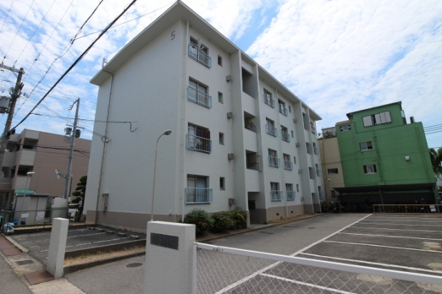垂水農住団地５号棟の駐車場