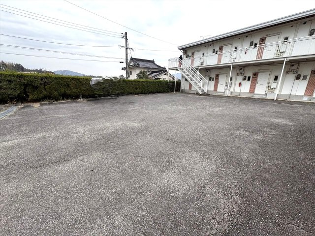 学のまどいＢ棟の駐車場