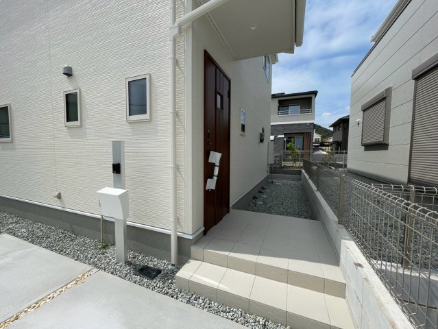 町坪新築戸建てのエントランス