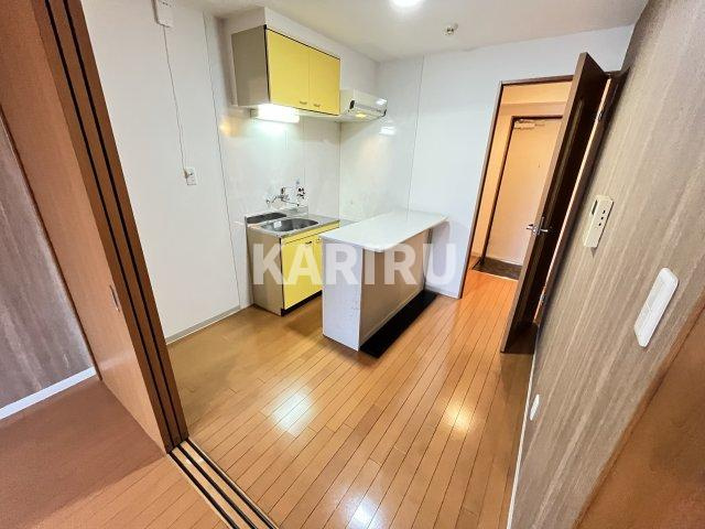 ベルダーIII番館の居間・リビング|同物件別部屋の写真です