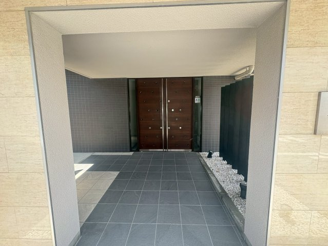 ルリーフ江坂のエントランス