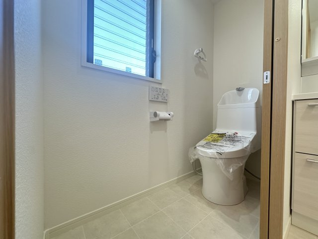 旭区中白根2丁目戸建てのトイレ|2か所有るトイレはどちらも奥行きの有るゆったりしたスペースです。