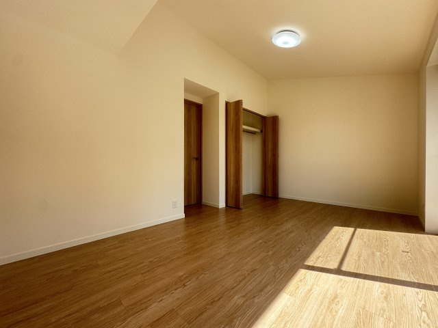 旭区中白根2丁目戸建ての洋室|広々とした7.3帖の主寝室はバルコニーに面したお部屋なので居心地も◎