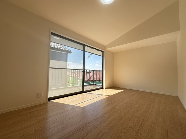 旭区中白根2丁目戸建ての洋室|大きな窓からたっぷりの日差しが降り注ぐ明るい室内です。目覚めの良い朝を迎えられそうですね。