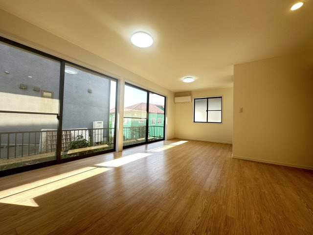 旭区中白根2丁目戸建ての居間・リビング|広いLDKは家具の配置の悩みもなく開放的な空間になっているので、是非ご見学ください。