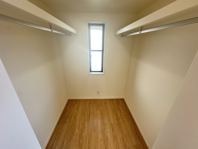 旭区中白根2丁目戸建ての収納|家族で使えるオープンクローゼットは、出し入れもしやすいので家事効率も◎