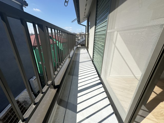 旭区中白根2丁目戸建てのバルコニー|南向きで陽当りの良いバルコニーは、風通りも良く洗濯物の渇きも早く家事の時短にもなりますよ。