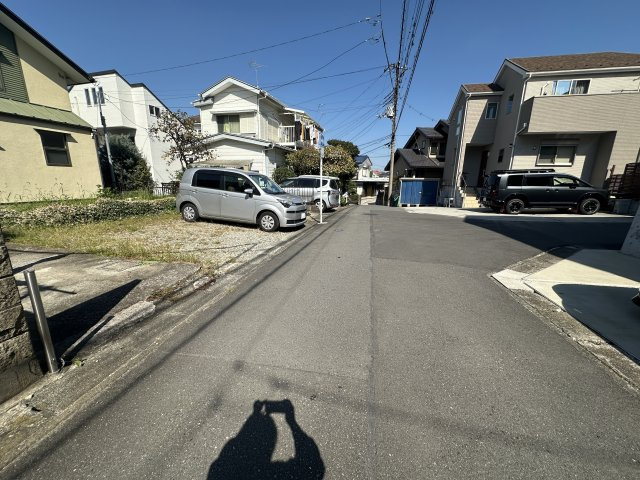旭区中白根2丁目戸建ての前面道路含む現地写真|前面道路は交通量も少なく充分な道路幅が有るので駐車が苦手な方でも落ち着いて駐車できます！