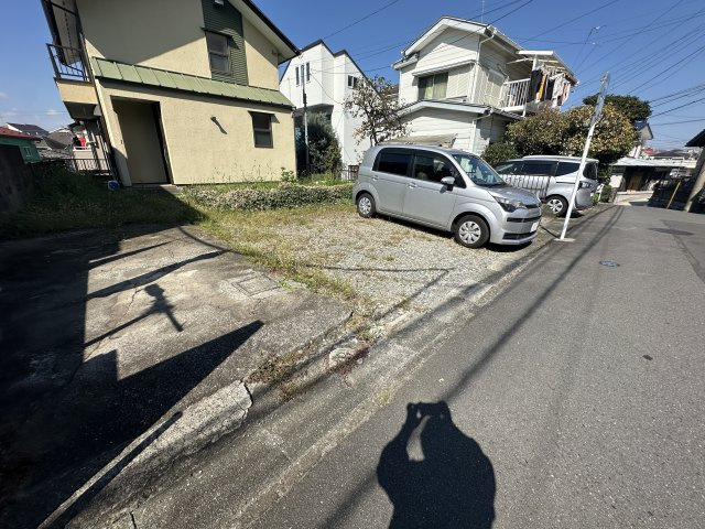 旭区中白根2丁目戸建ての駐車場|並列3台駐車可能なカースペースです後ろはお庭なのでロングサイズの車も◎