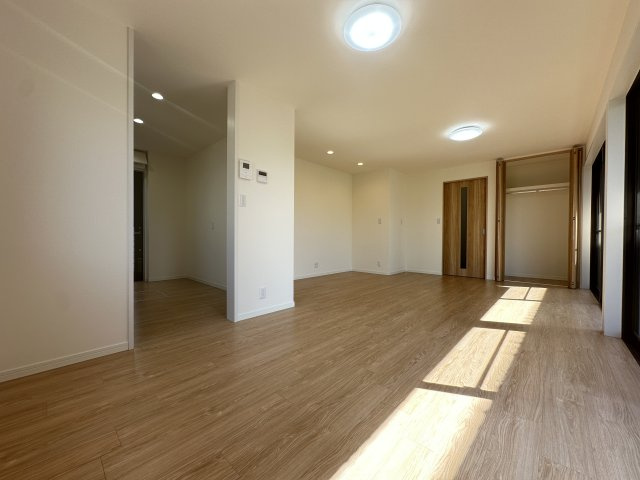 旭区中白根2丁目戸建ての居間・リビング|大きく開いた窓からは、明るい陽射しが射し込み風も良く抜けるので心地良い空間になってます。
