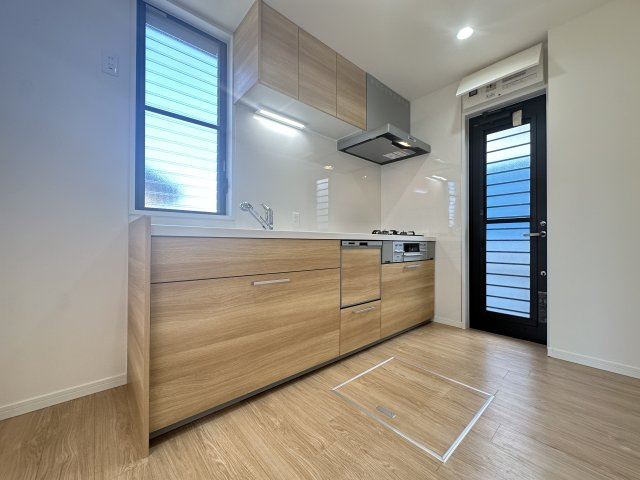 旭区中白根2丁目戸建てのキッチン|独立型キッチンは生活感の出やすいキッチンをリビングから見えにくくしてくれますよ。
