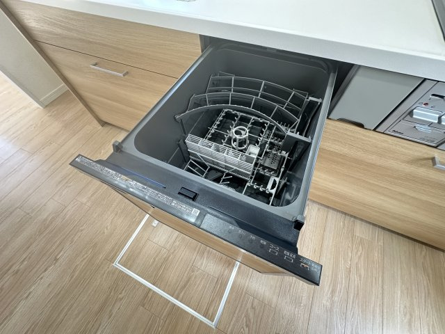 旭区中白根2丁目戸建てのキッチン|家事の時短にも役立つ食器洗浄乾燥機を標準装備。