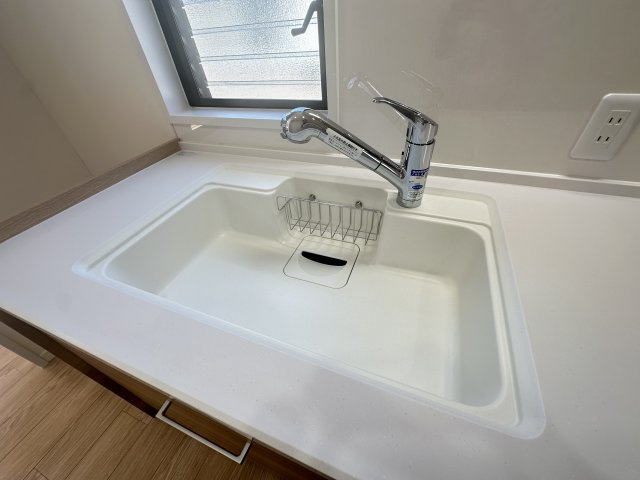 旭区中白根2丁目戸建てのキッチン|人気の人工大理石調のシンク。ワークトップとの一体とお手入れにしやすさが魅力的です。