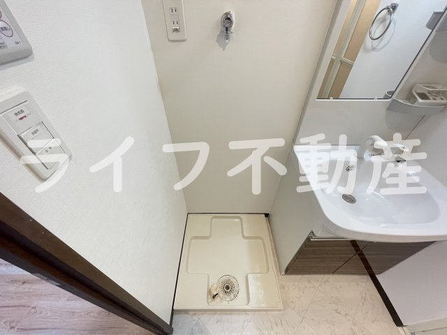 プリエール高井田の洗面所|明るい洗面所です