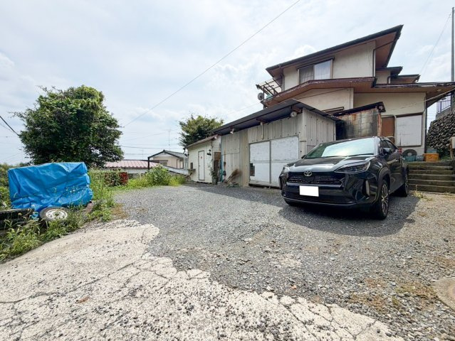 青梅市塩船　古民家風の戸建の駐車場
