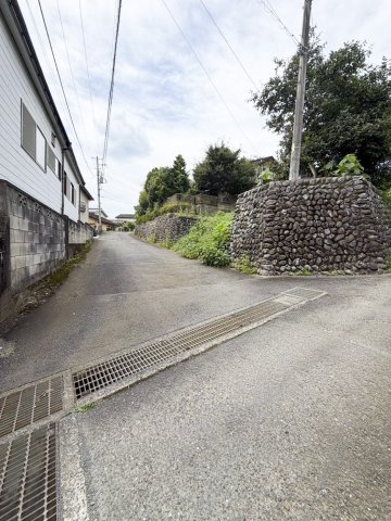 青梅市塩船　古民家風の戸建の前面道路含む現地写真