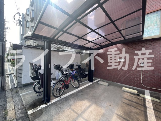 トリプルステーション菱屋西の駐車場