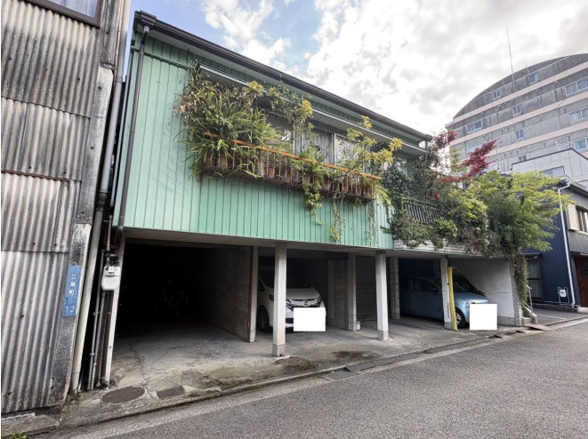「駐車3台可＆納戸付き2LDK」高知市二葉町　中古一戸建ての外観|1階部分に3台駐車可◎屋根付き駐輪場で雨の日も安心です♪