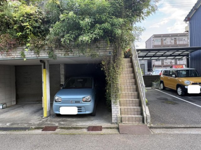 「駐車3台可＆納戸付き2LDK」高知市二葉町　中古一戸建ての外観|1階部分に3台駐車可◎屋根付き駐輪場で雨の日も安心です♪