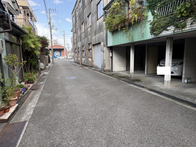 「駐車3台可＆納戸付き2LDK」高知市二葉町　中古一戸建ての前面道路含む現地写真|1階部分に3台駐車可◎屋根付き駐輪場で雨の日も安心です♪