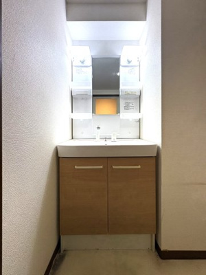 【洋室】 | マイルドタウン山手西壱番館　ペット飼育可能/南東角部屋/三駅徒歩圏/三沿線利用可能 | ◆家族で食卓を囲むダイニングスペースと、ソファでゆったりくつろぐリビングスペースがしっかり区切られているので家具の配置や用途を使いわけしやすいです。
