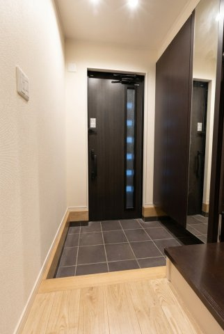 江戸川区東葛西４丁目 中古戸建の玄関