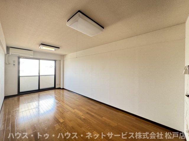 新松戸ＣＳビルの居間・リビング